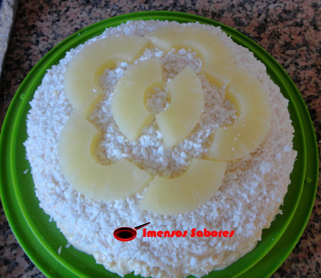 Bolo de abacaxi com coco