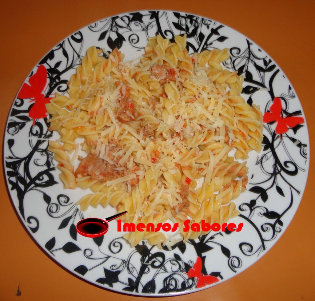 Fusili com atum picante