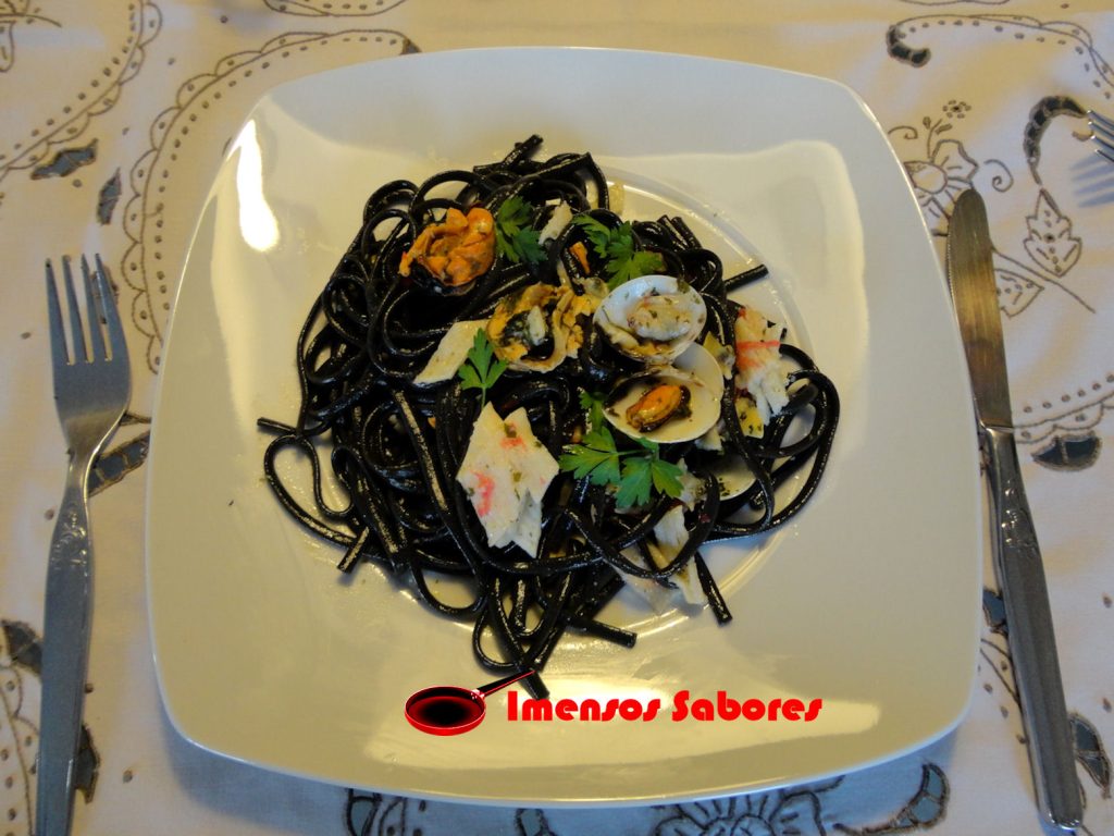 Linguine negro com coquetel de mariscos