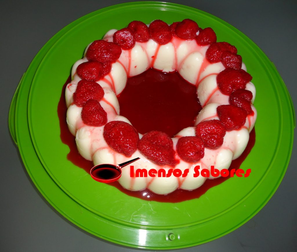 Manjar de coco com morangos