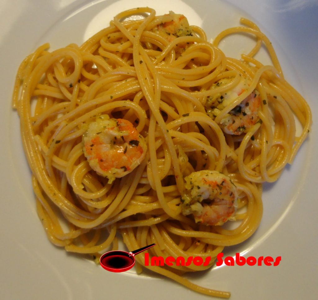 Spaghetti picante com molho de camarão