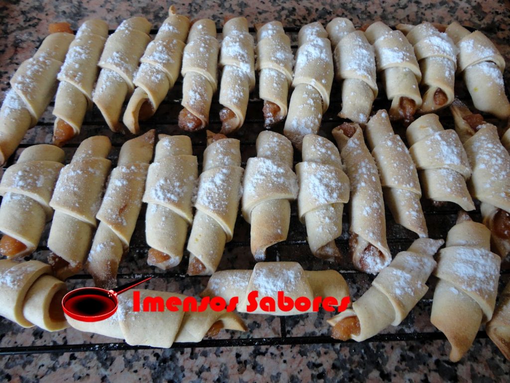 Enroladinhos recheados com geleia