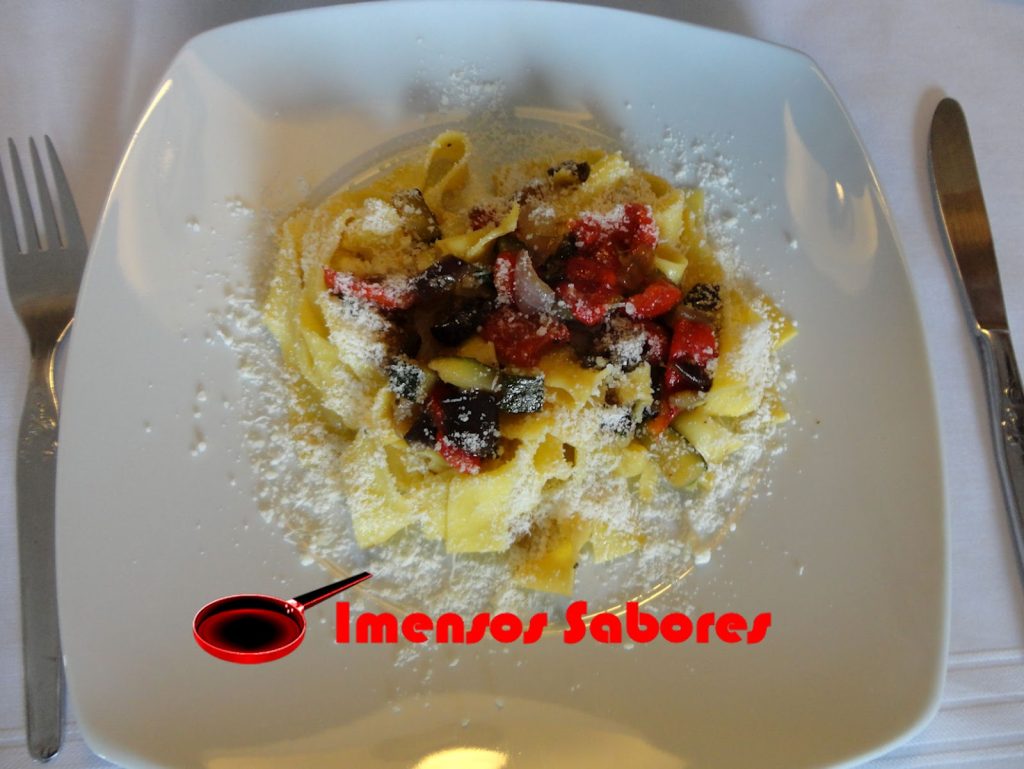 Massa com molho de legumes caramelizados