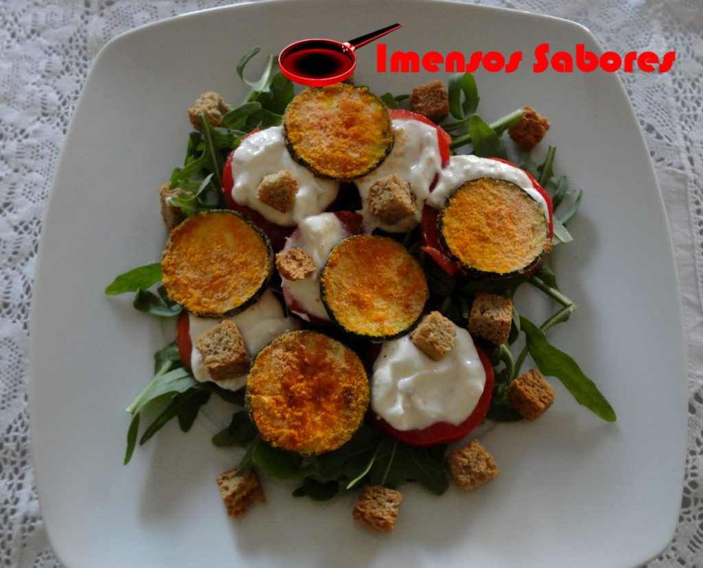 Salada com molho de queijo