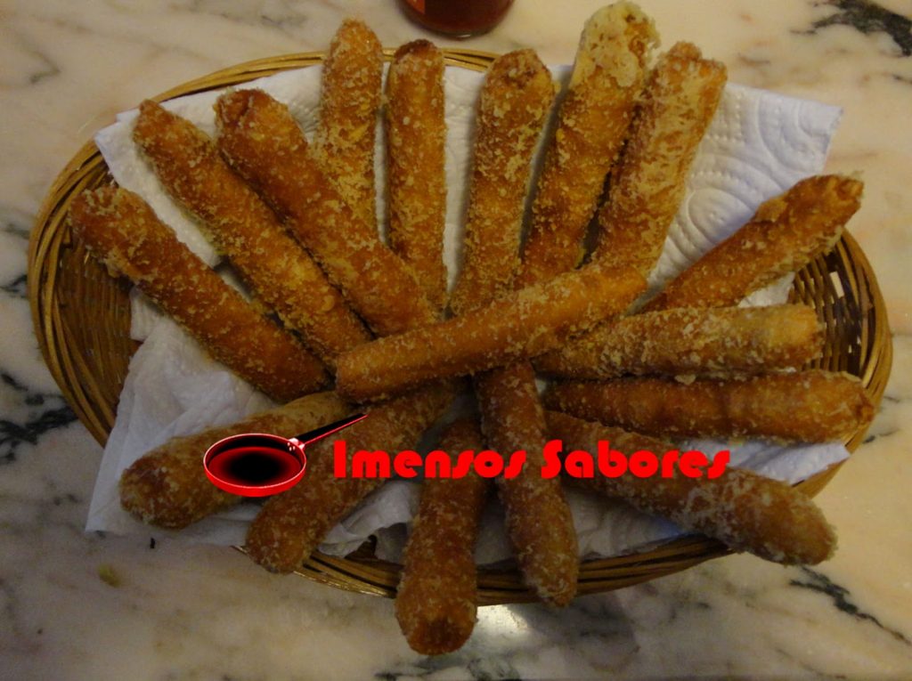 Salsicha em massa crocante