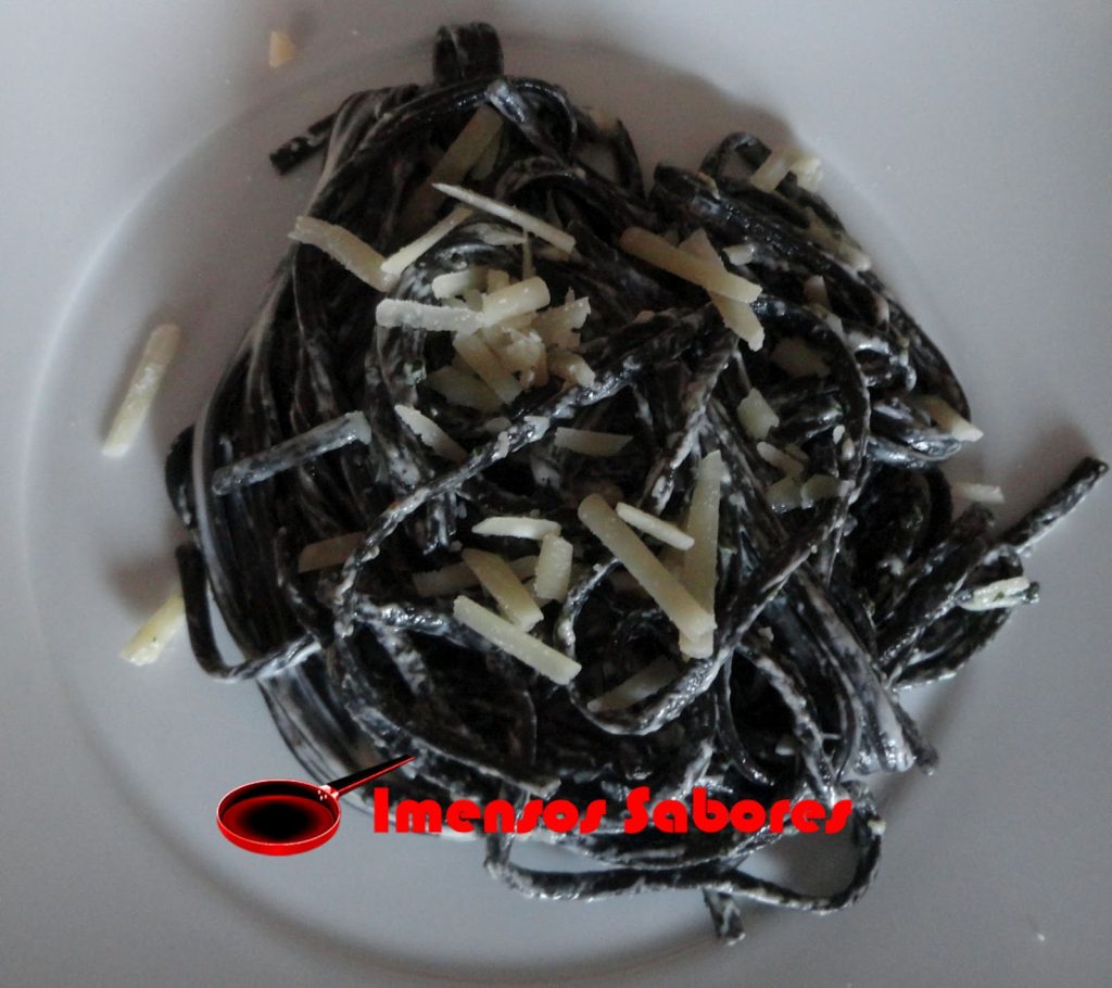 Linguine negro com mascarpone e limão