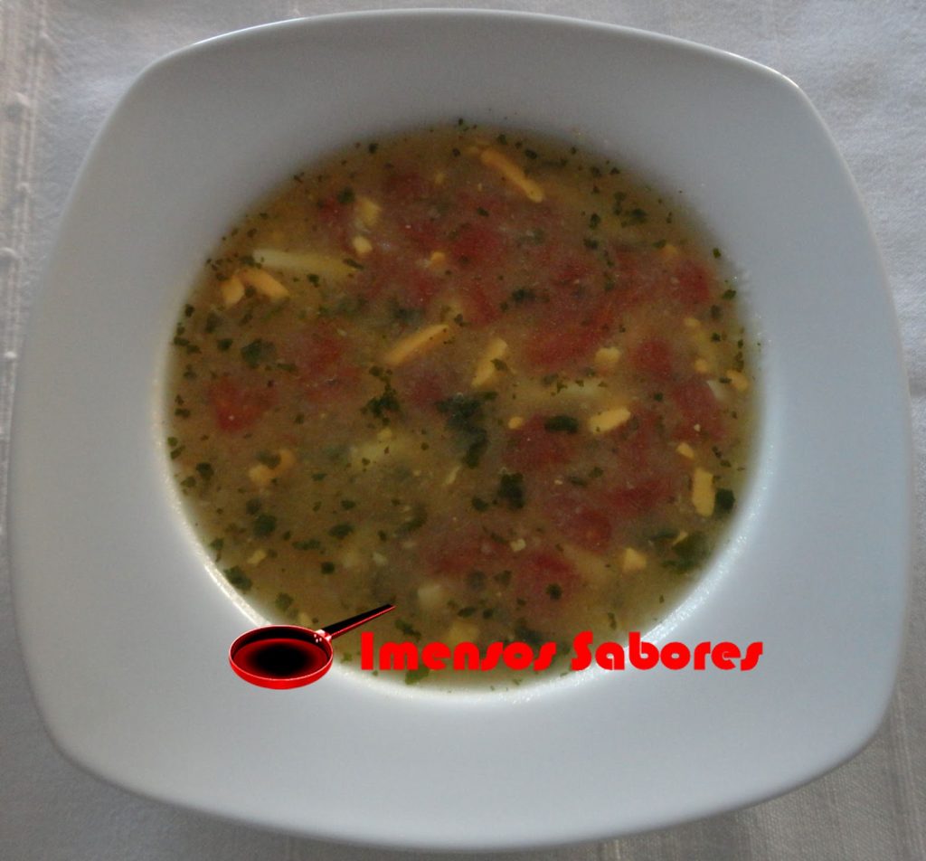 Sopa de batatas com ovos