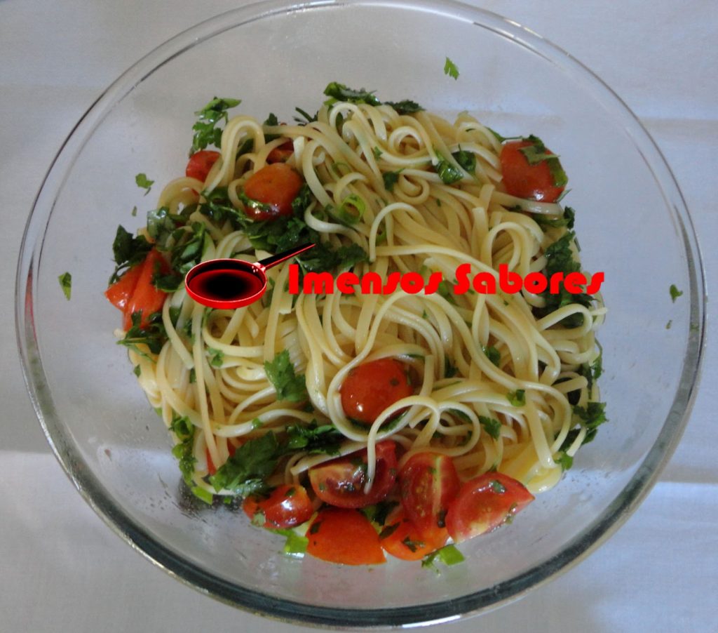 Linguine com ervas mistas, tomate e azeite picante