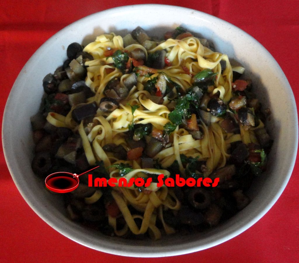 Tagliatelle com beringela e filés de anchovas