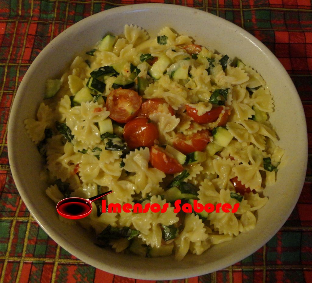 Farfalle com abobrinha e tomate cereja