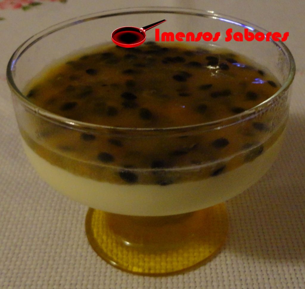 Panna cotta ao chocolate branco com molho de maracujá