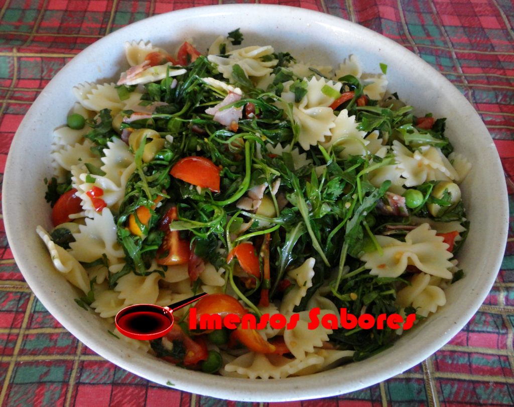 Salada quente de macarrão