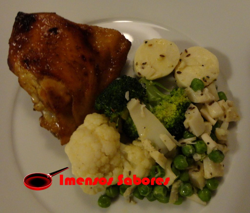 Sobrecoxa de frango com molho apimentado e laranja