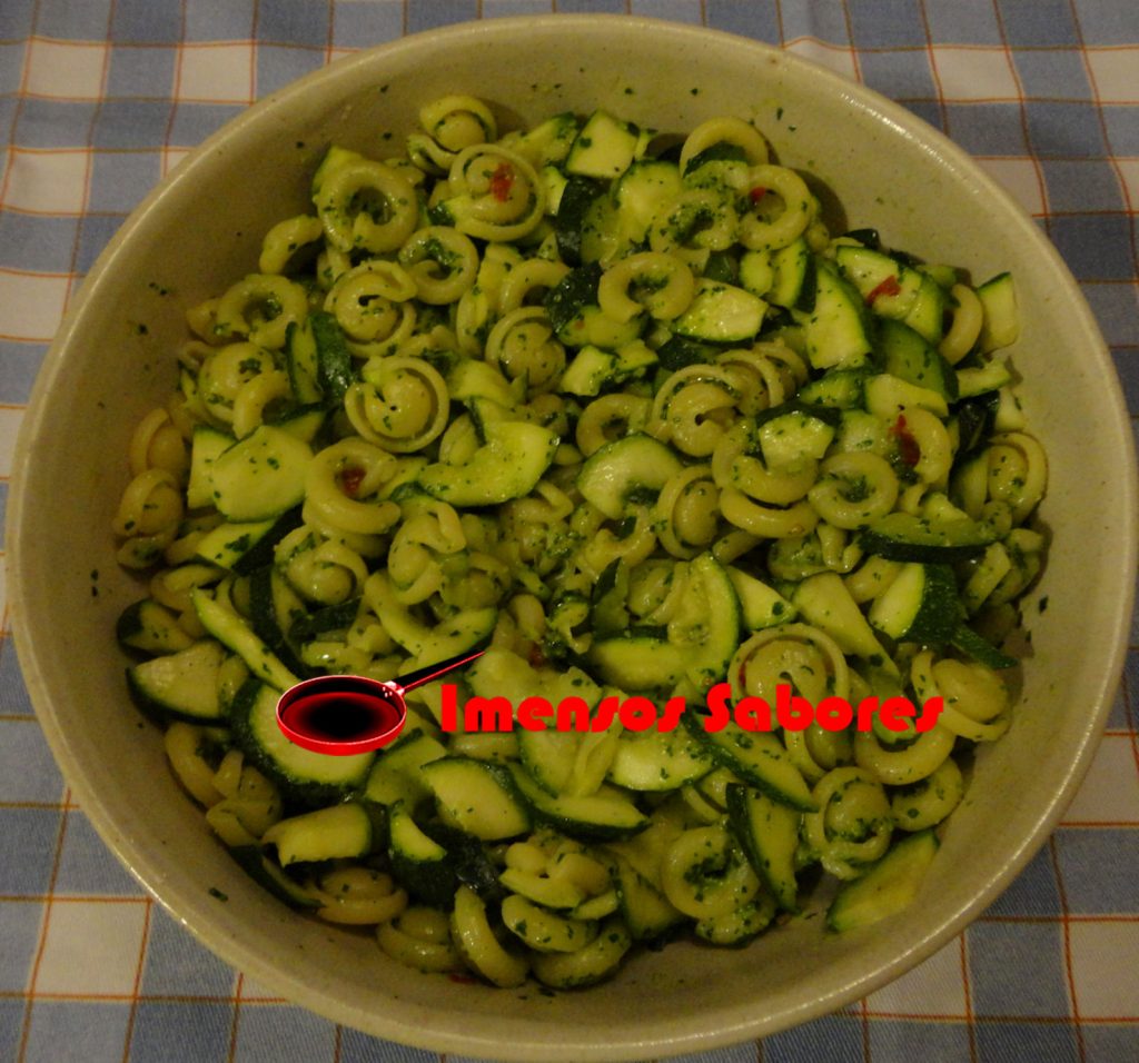 Cappelletti com abobrinha e pesto de salsa