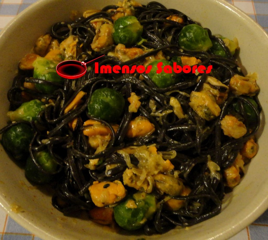 Linguine negro com mexilhão e couve-de-bruxelas