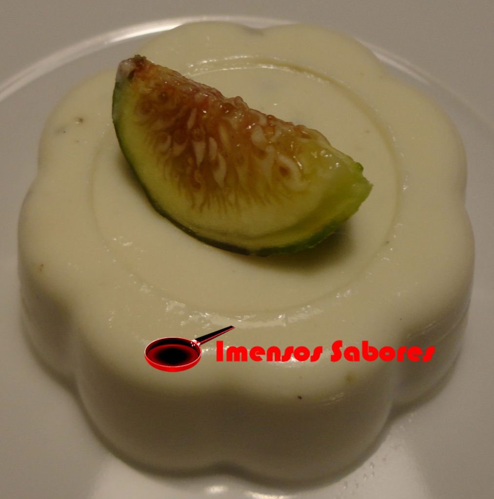 Panna cotta ao roquefort e figo fresco