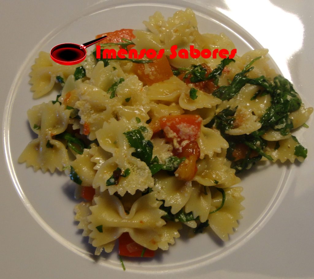 Farfalle com pimentões e rúcula