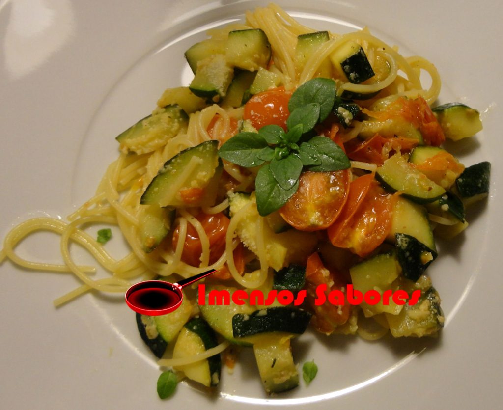 Spaghetti com abobrinha e tomate cereja