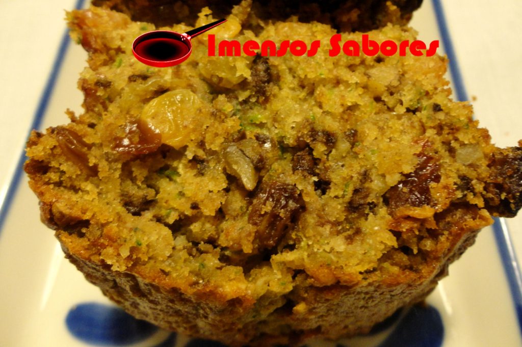 Bolo de abobrinha com passas e nozes