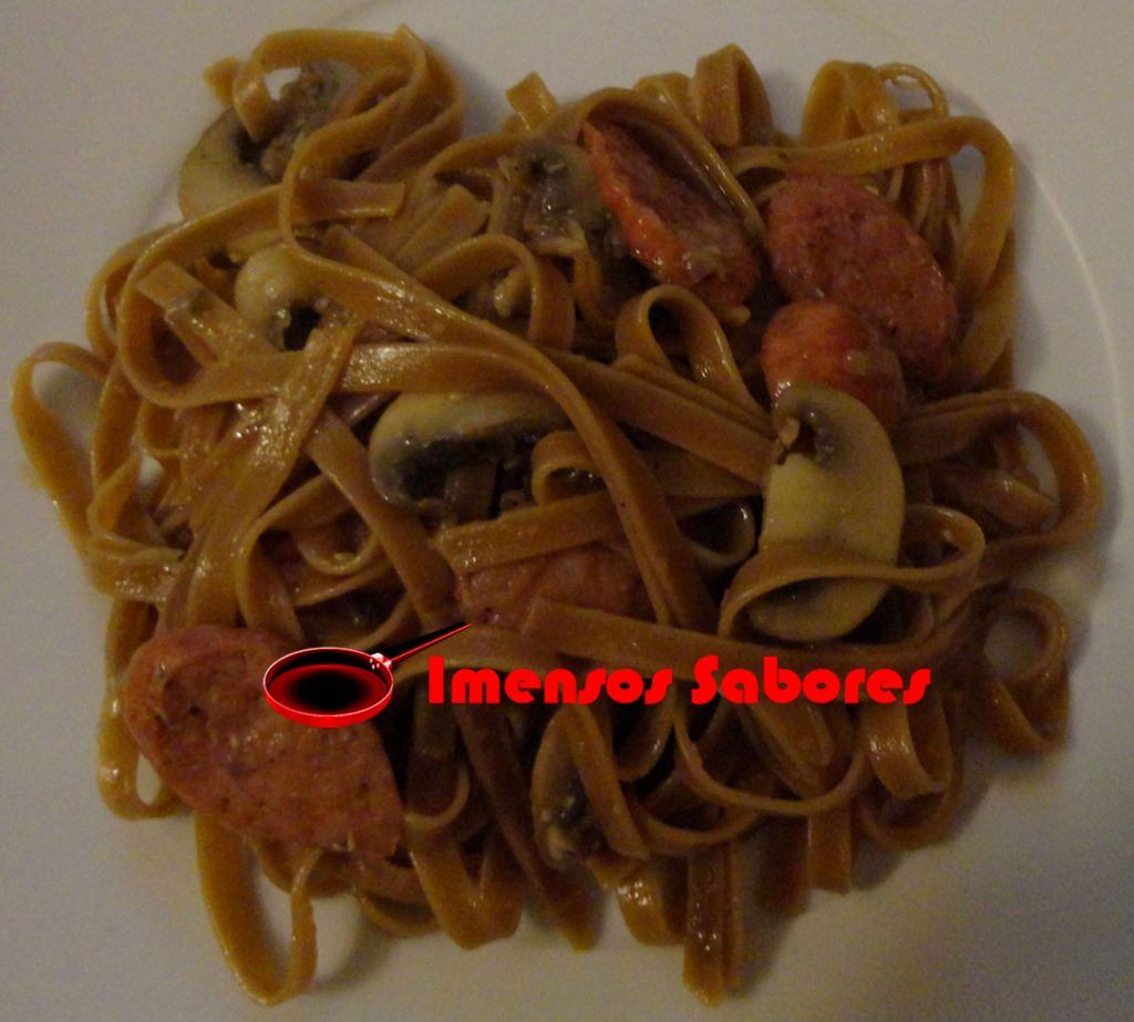 Massa com cogumelos e linguiça
