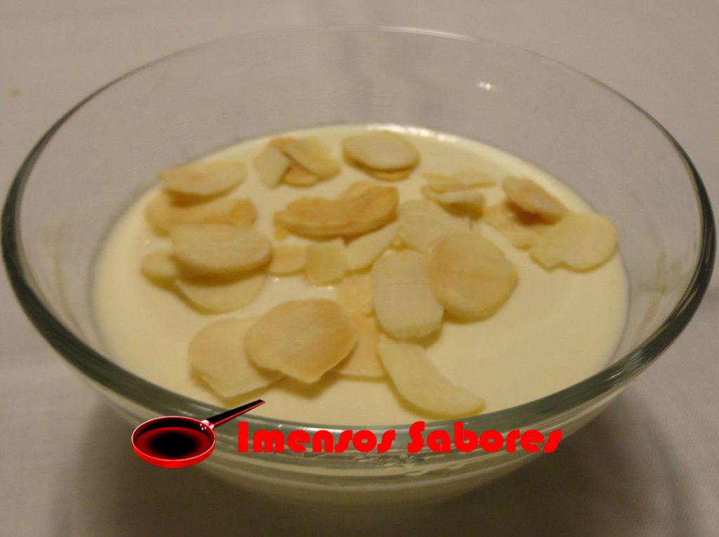 Panna cotta com mel e amêndoas