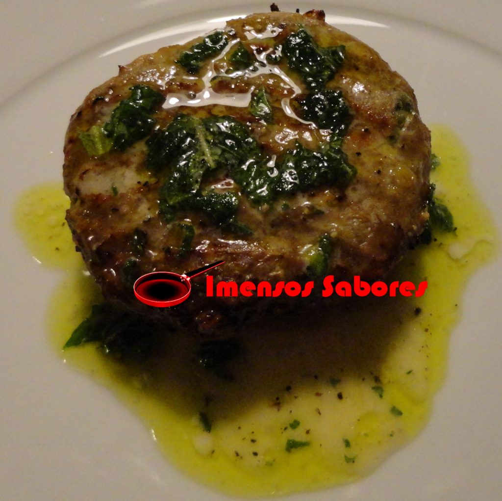 Hambúrguer árabe com molho de hortelã