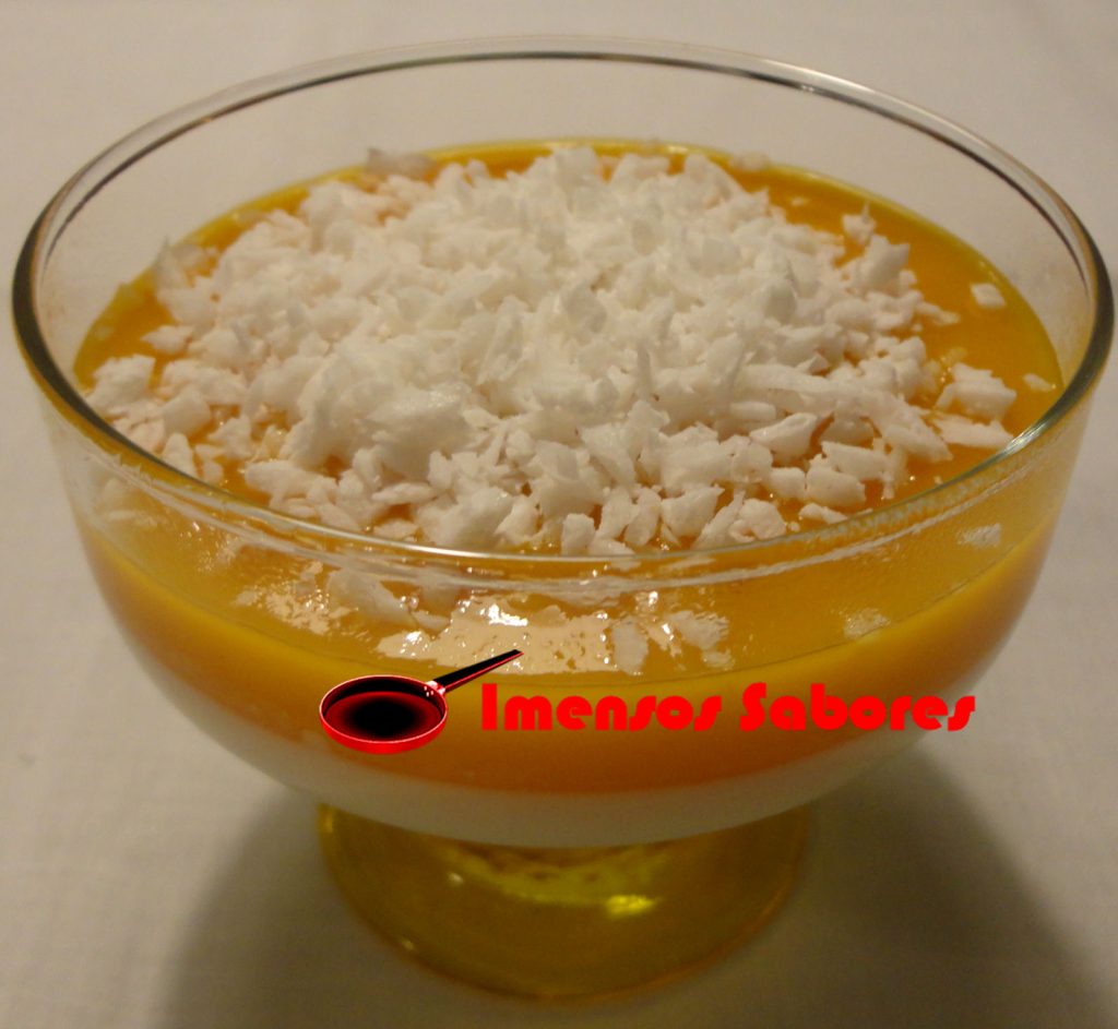 Panna cotta com coco e creme de manga