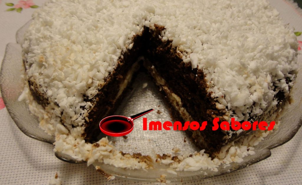 Bolo de chocolate com abobrinha e coco