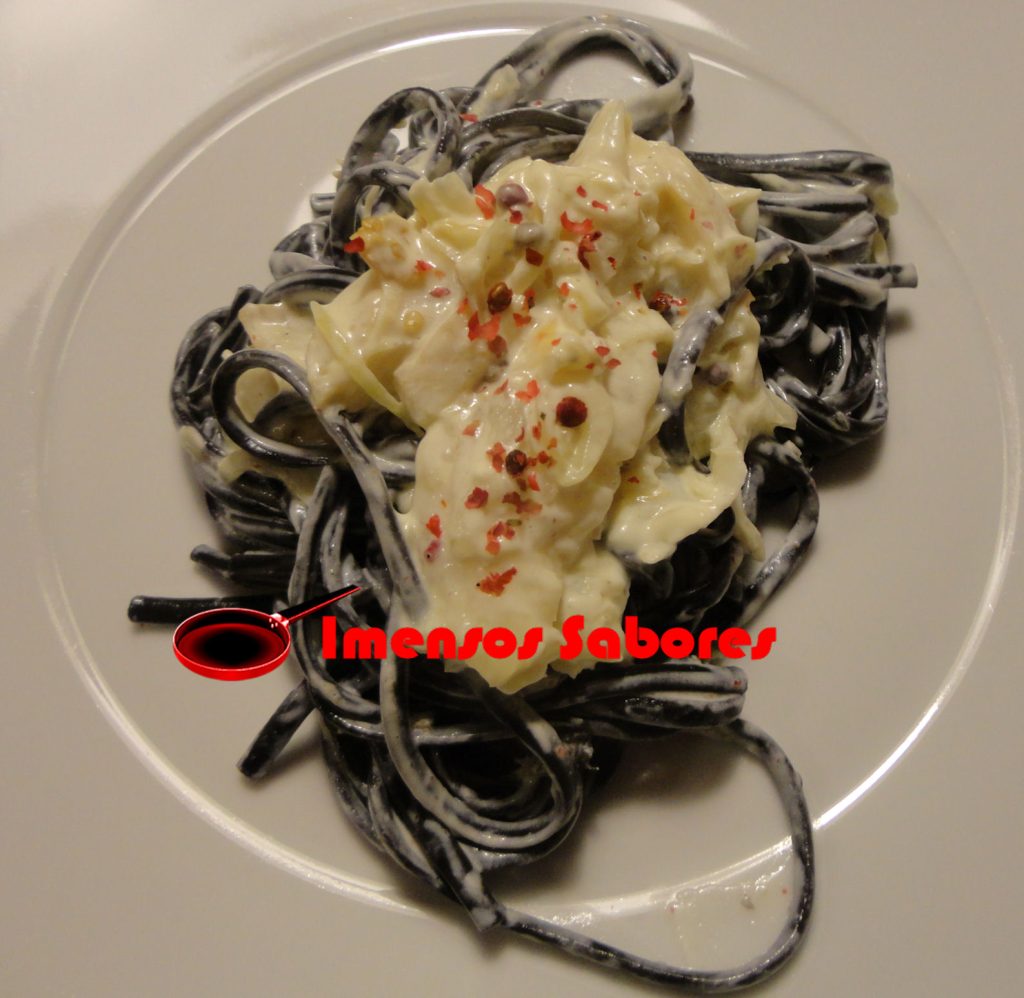 Linguine negro com bacalhau e mascarpone