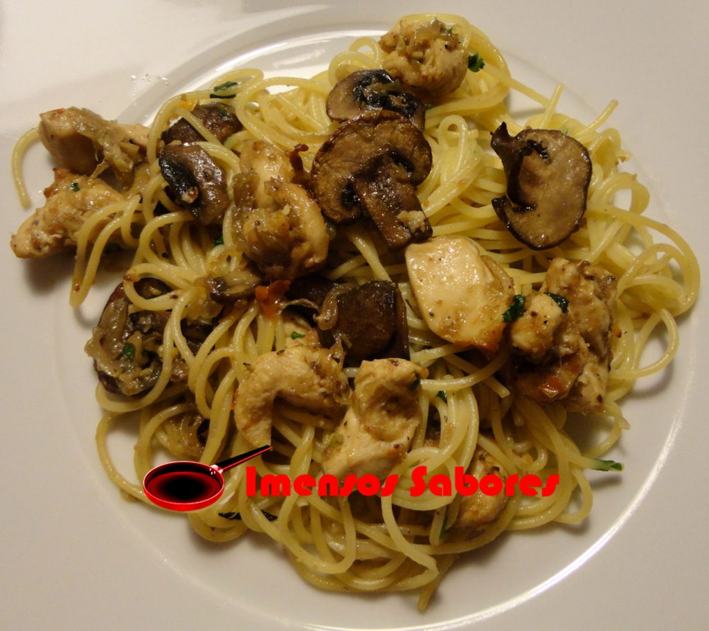 Spaghetti com frango e cogumelos