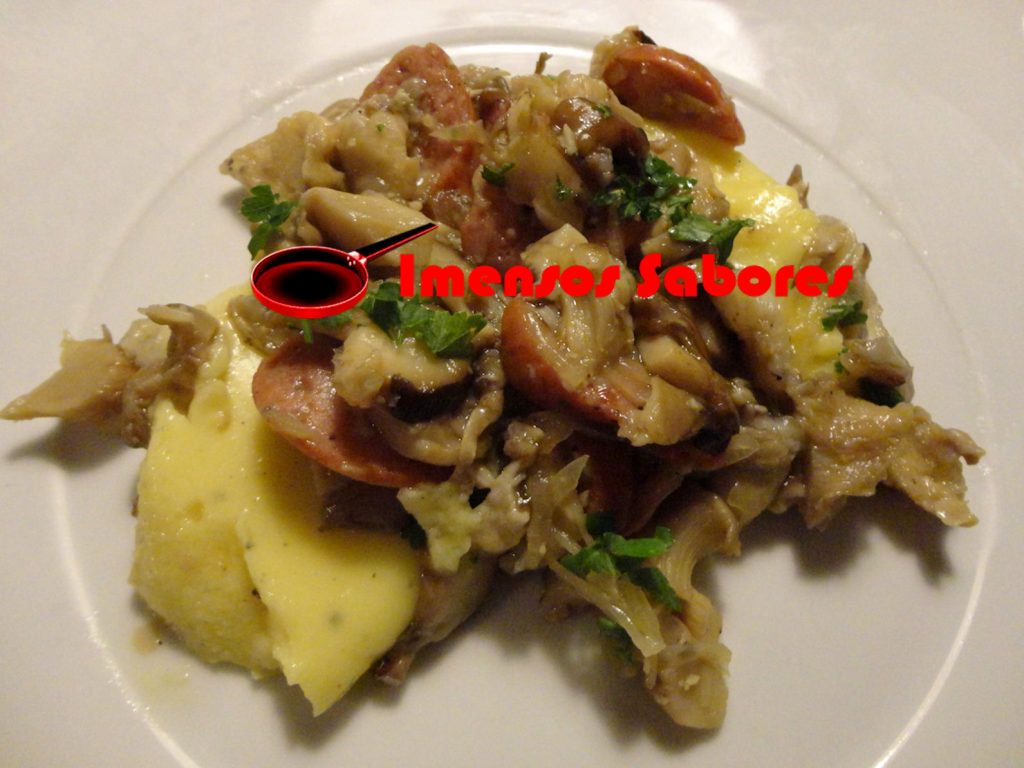 Polenta com cogumelos frescos e linguiça