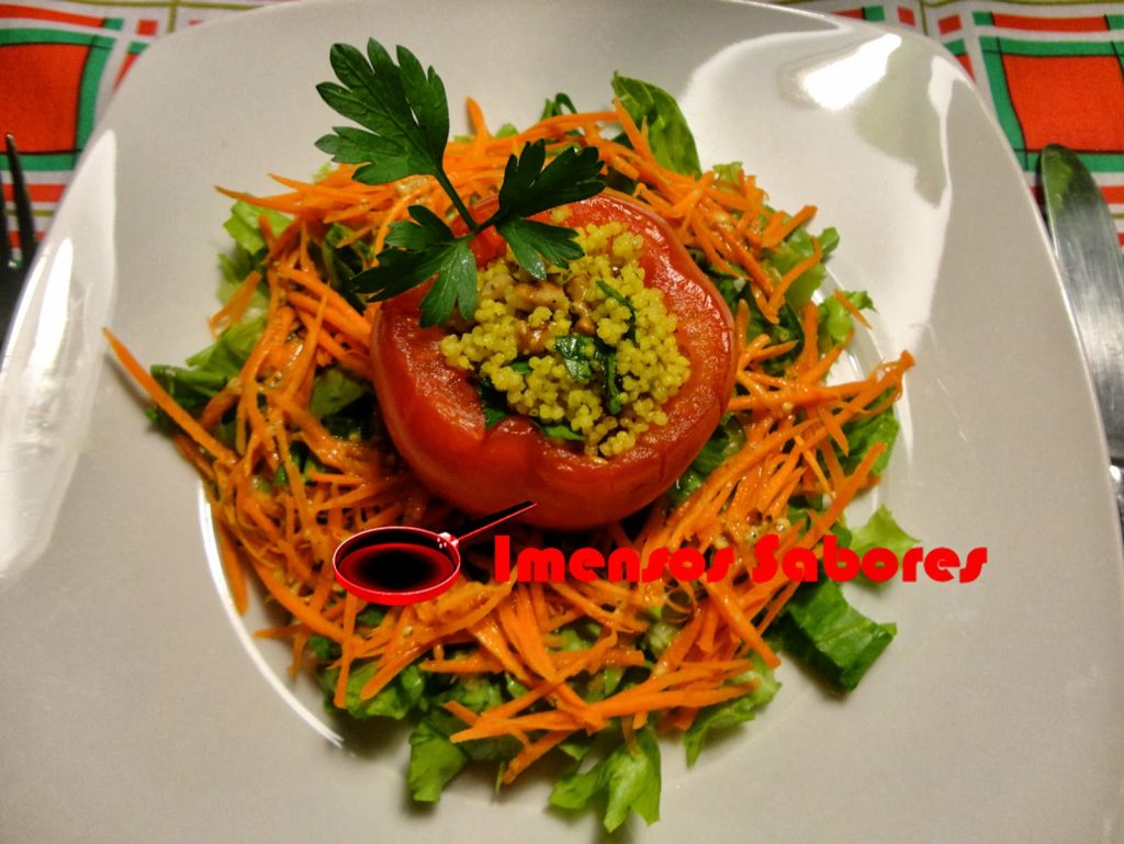 Salada com tomates recheados com milho de painço (millet) e nozes