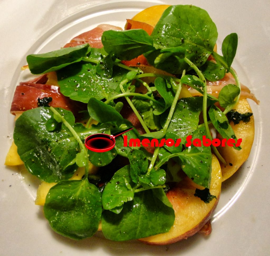 Salada com presunto serrano, nectarina e agrião