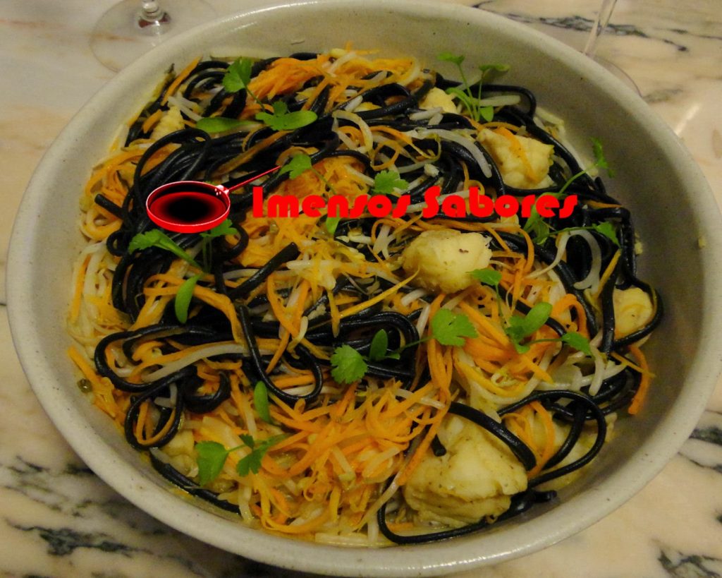 Linguine negro com rebentos de feijão e tamboril