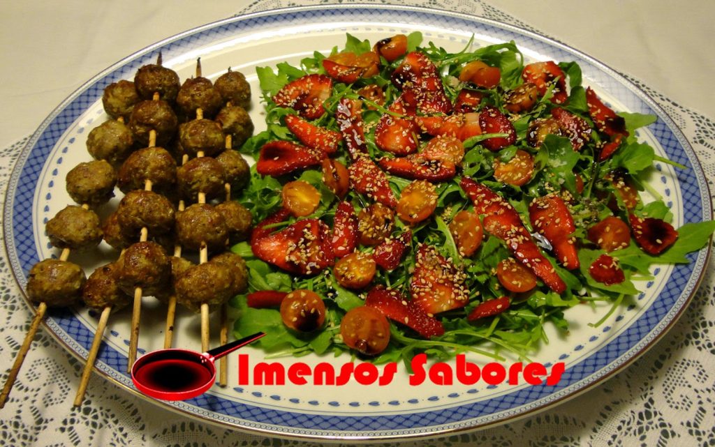 Almôndegas no espeto e salada de rúcula com morangos e tomate cereja