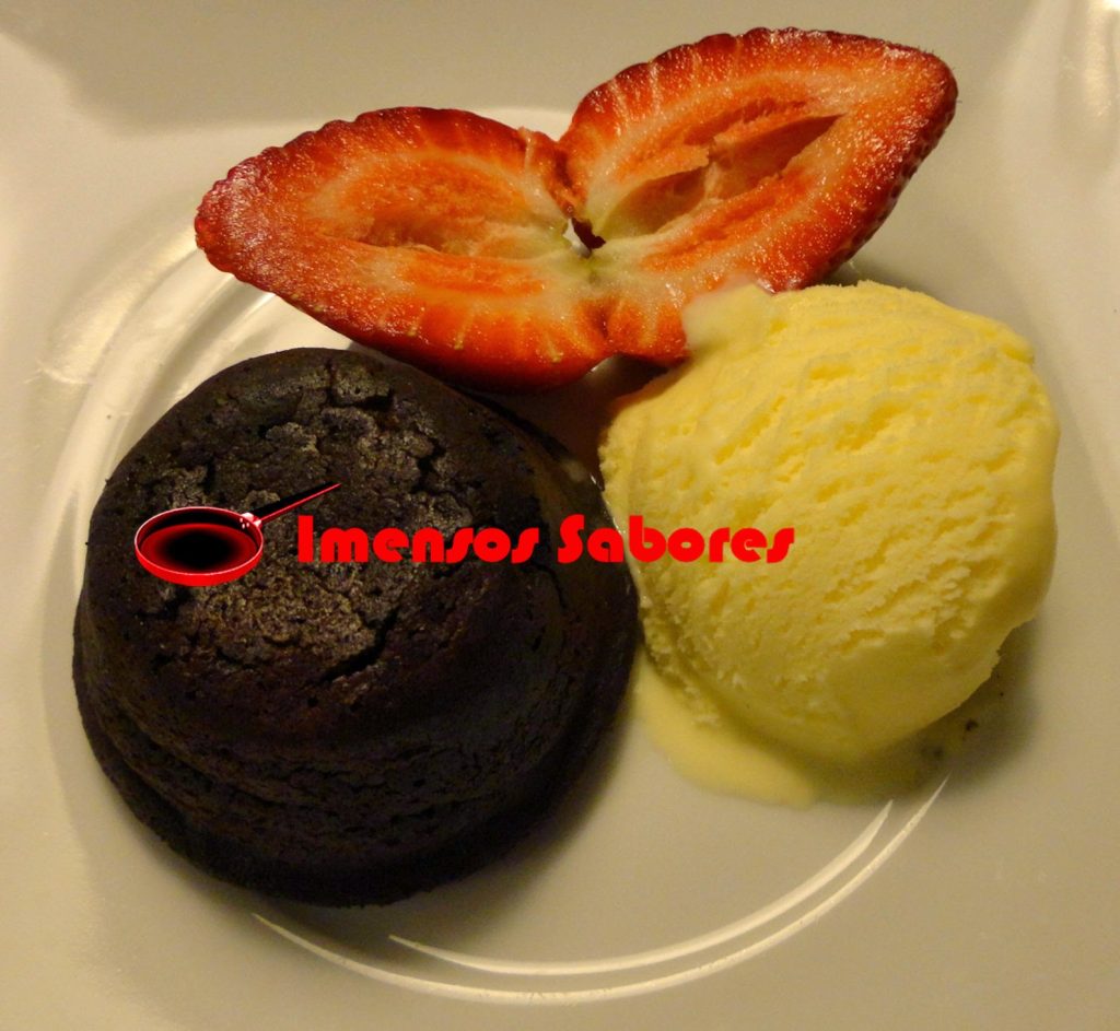 Pudim de chocolate fundido