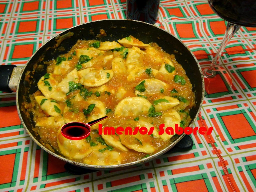 Ravioli de chouriço de carne com molho arrabiata