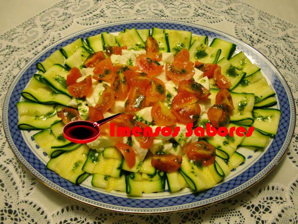 Salada Caprese com abobrinha (courgette)