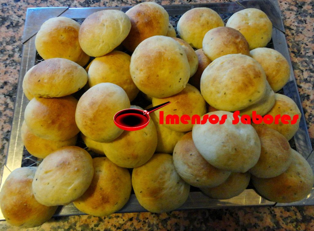 Pão com ervas frescas e iogurte