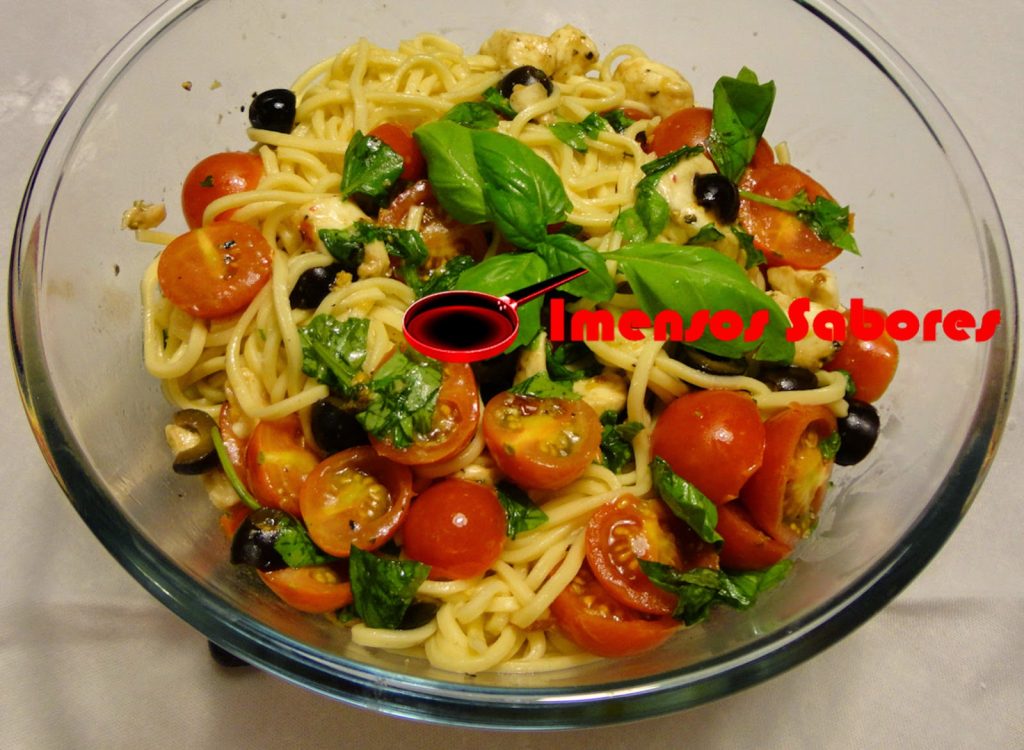 Espaguete com muçarela fresca, tomates e manjericão