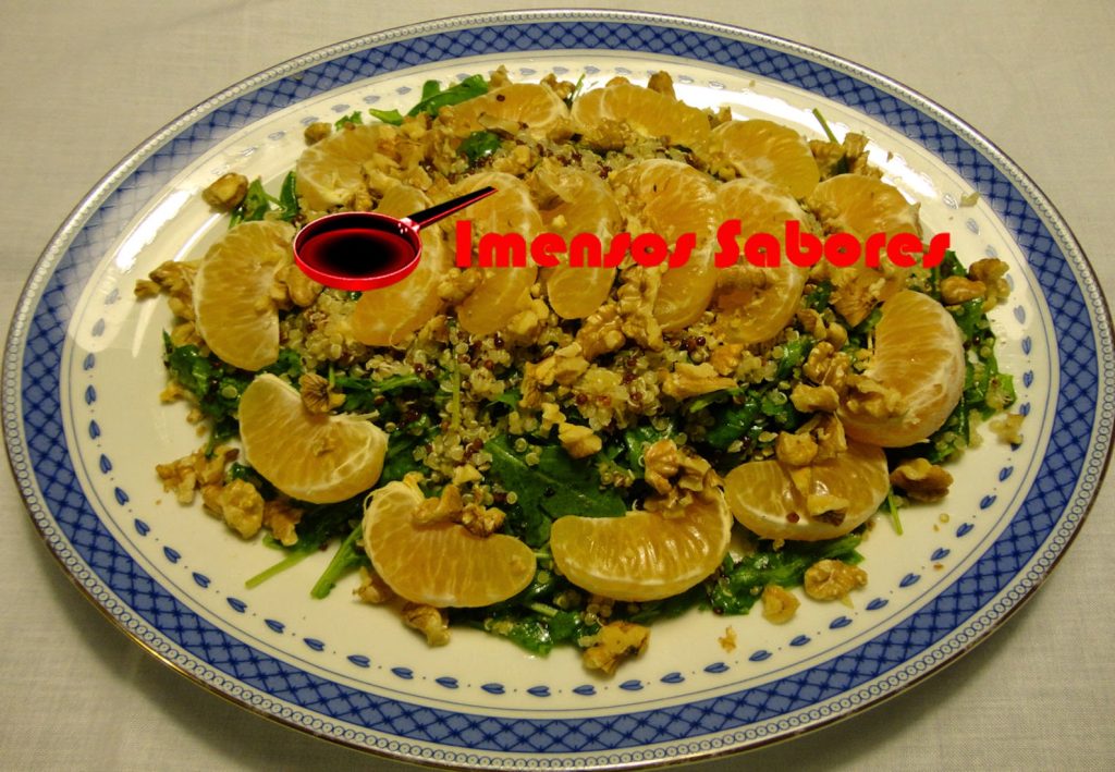 Salada de quinoa com rúcula, tangerina e nozes
