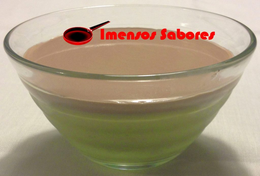 Panna Cotta de capim-limão  (erva-príncipe) e chocolate