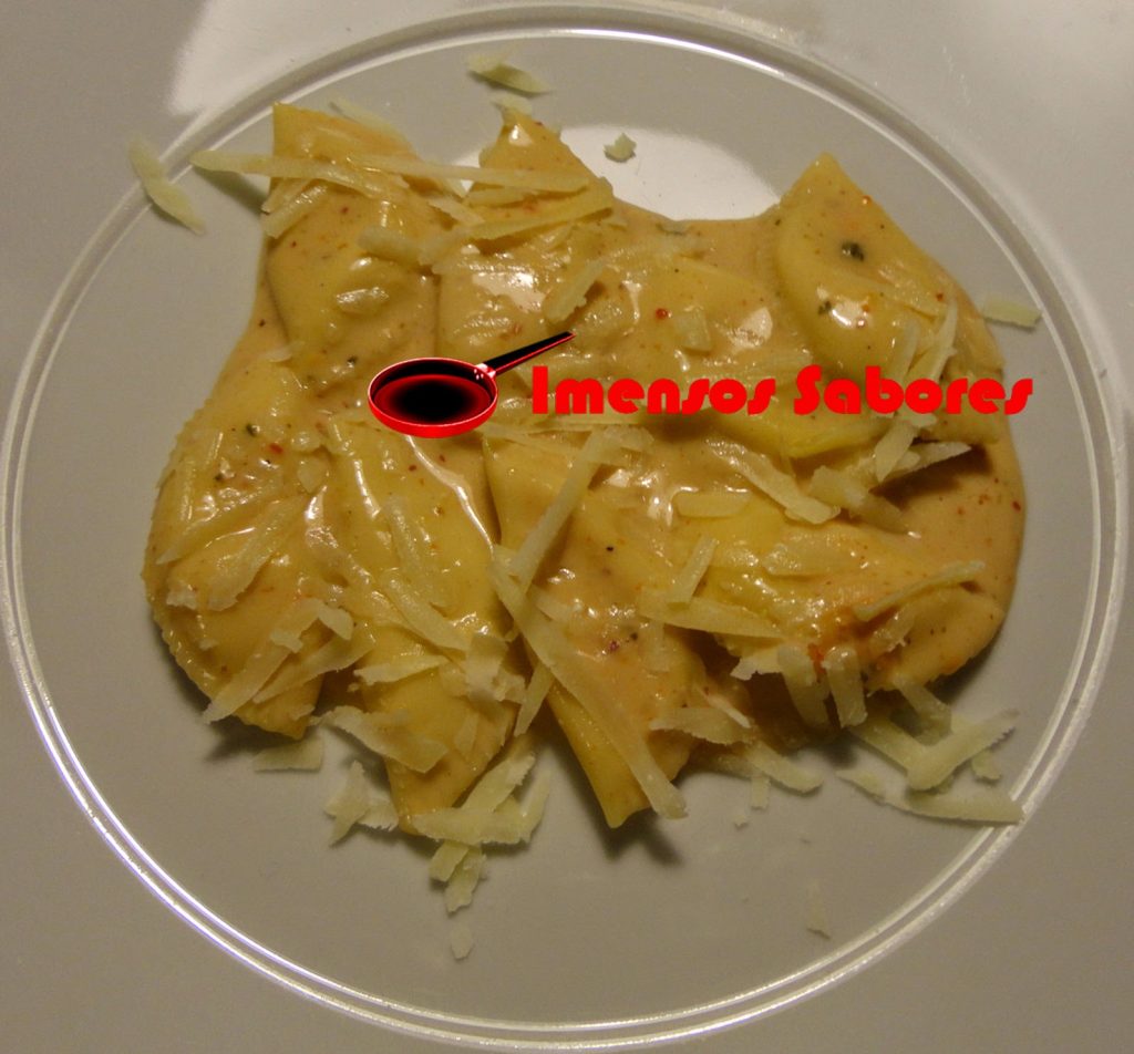 Ravioli com salmão defumado e queijo mascarpone