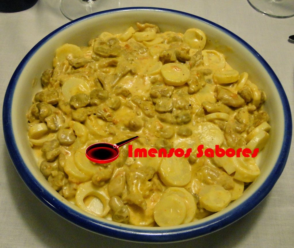 Strogonoff de frango, palmito e cogumelos