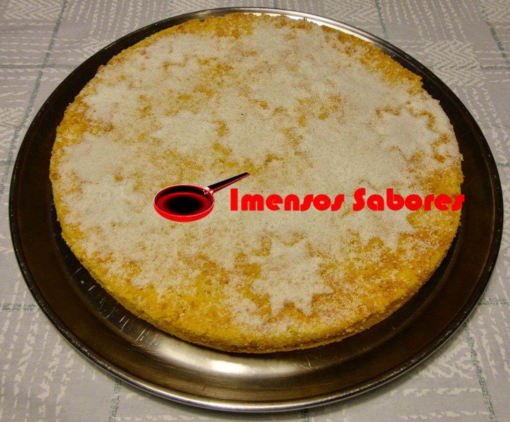 Bolo de farinha de milho e coco