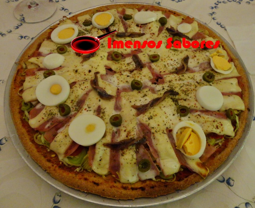 Pizza de alcachofra, fiambre e queijo
