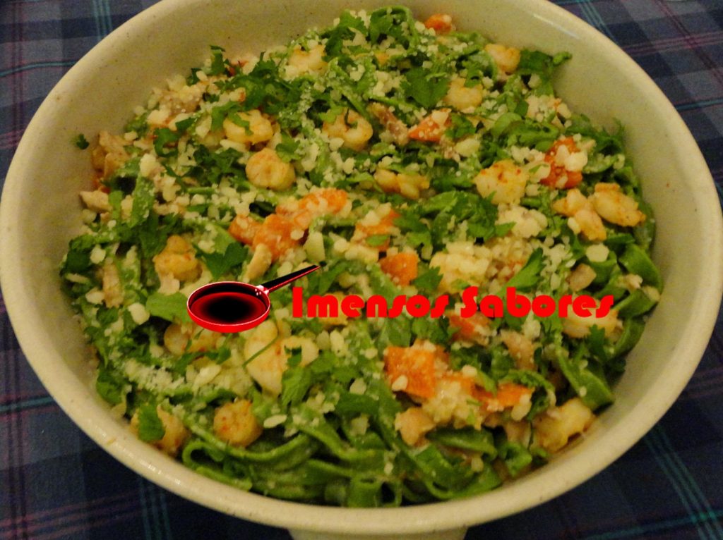 Talharim caseiro de espinafre com frango, camarão e pimentão