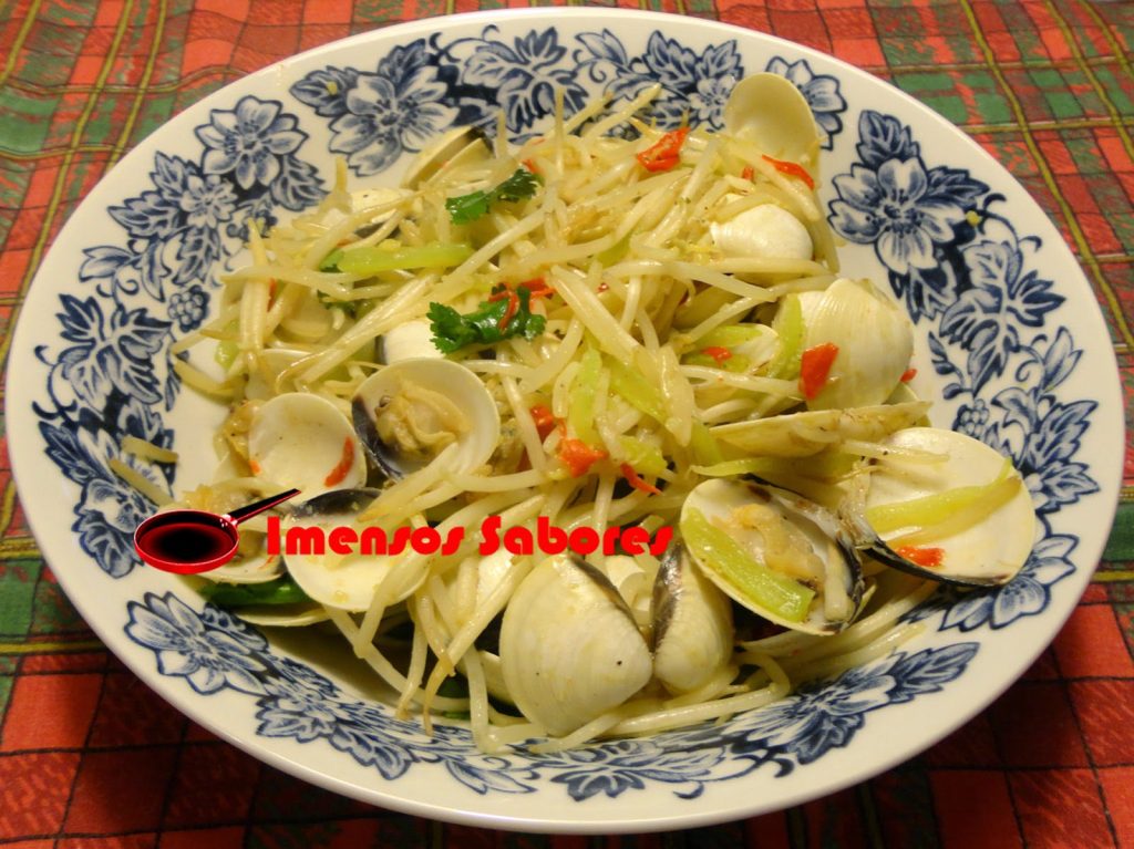 Brotos de feijão de soja com amêijoas (vôngole)