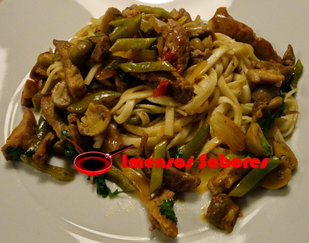 Noodles com carne de porco, anchovas e molho de tamarindo