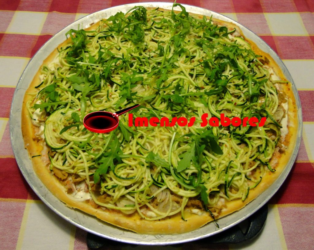 Pizza de atum, courgette e rúcula